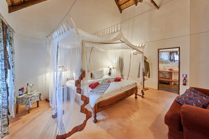 Room 4 of 28