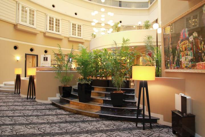 Entrance & Lobby