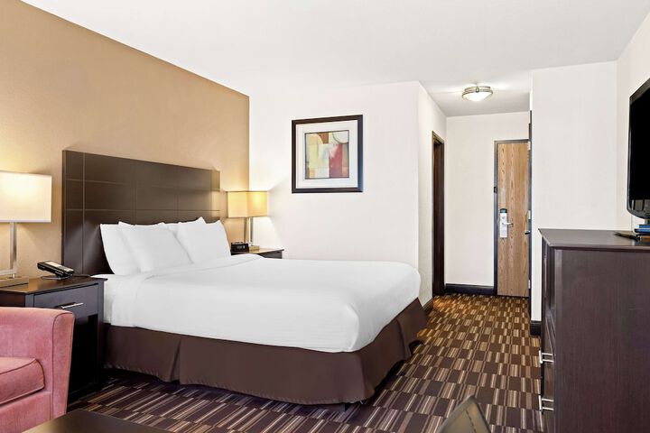 1 King Bed Mobility Accessible Communication Assistance Bathtub Continental Breakfast (8 of 19)