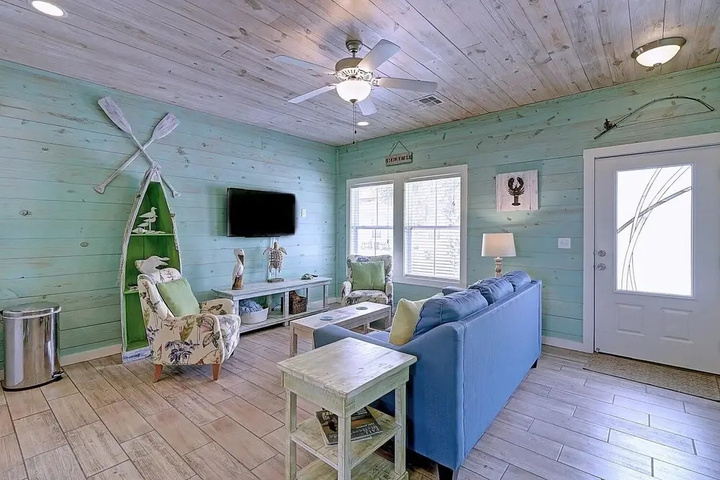 Exterior of Tropical Blue Wave Home Short Drive to Beach by Redawning