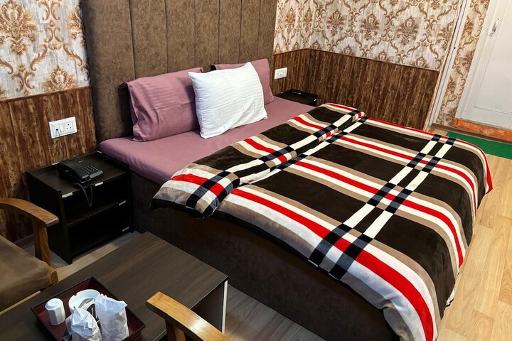 Room 8 of 12