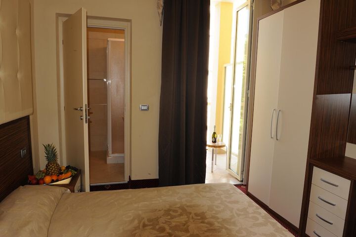 Room 9 of 14