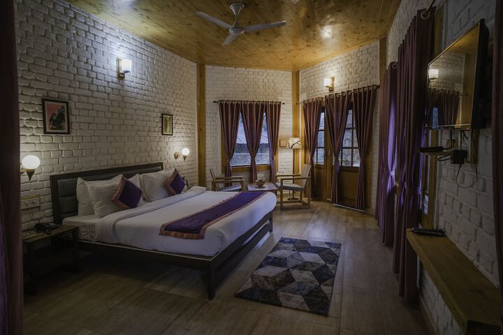 Room 4 of 63