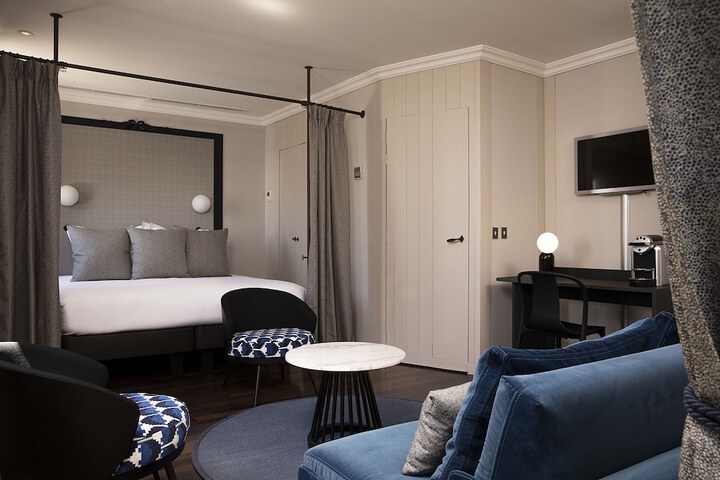 Room 13 of 109