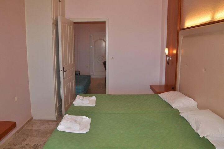Room 2 of 69
