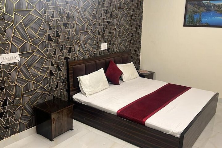Room 6 of 18