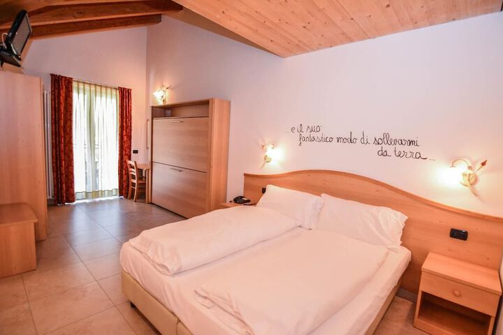 Room 6 of 31