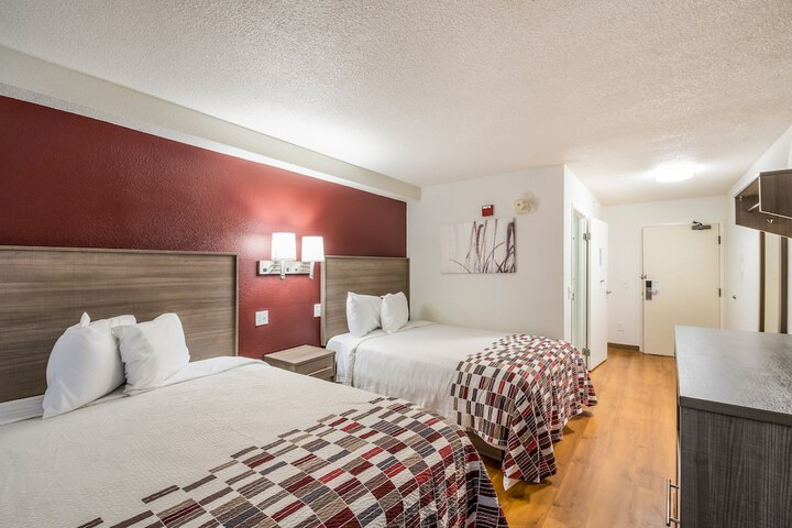 1 Queen Bed (12 of 14)