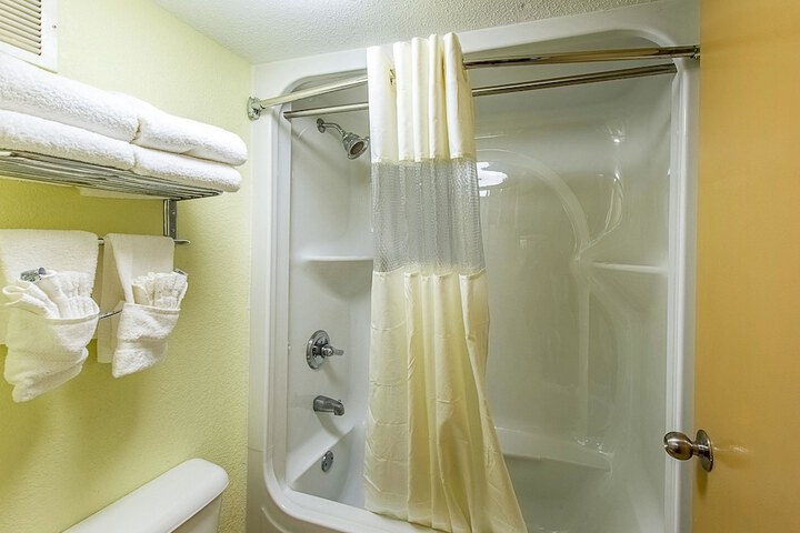 Standard Room, King or Two Doubles (7 of 24)