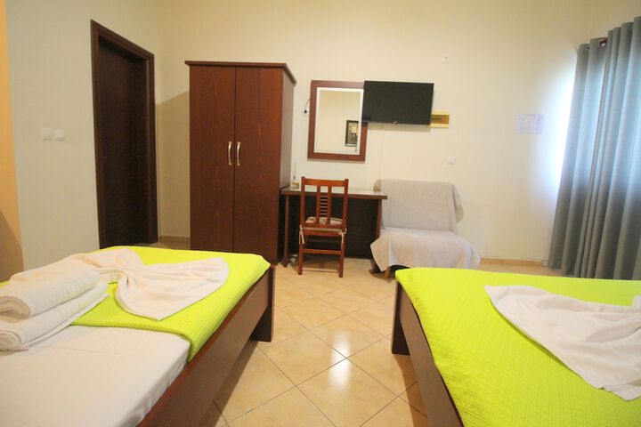 Room 40 of 245