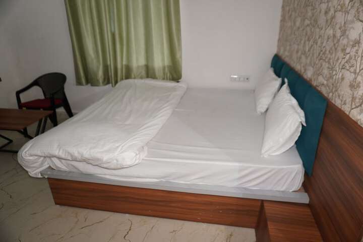 Room 4 of 34
