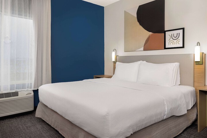 1 King Bed (17 of 18)