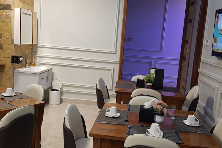 Dining 52 of 65