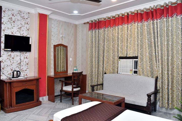 Room 27 of 37
