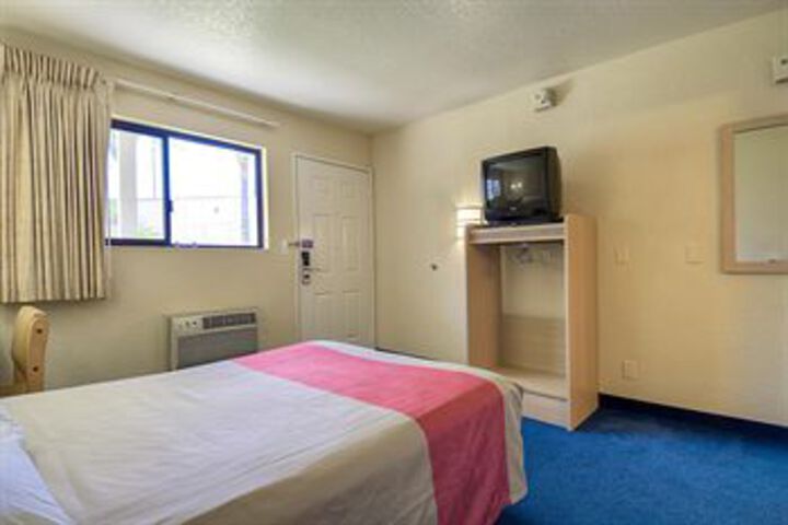 Room 11 of 28
