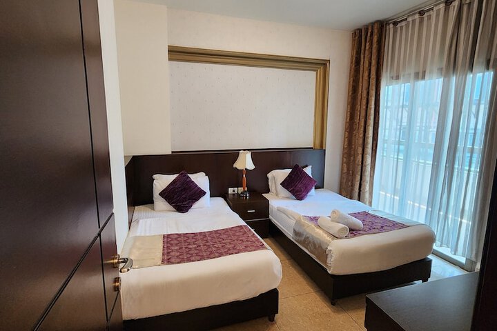 Room 4 of 28