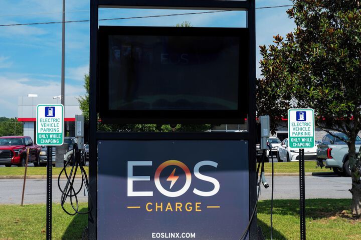 Electric vehicle charging station