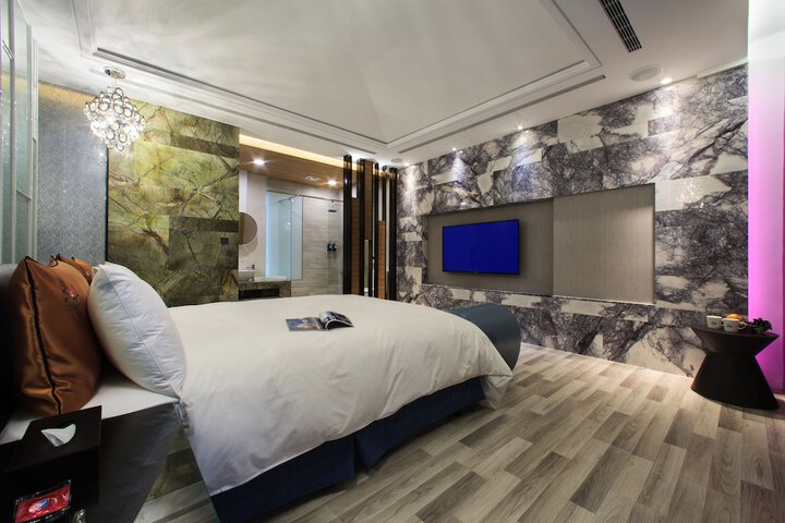 Room 8 of 75