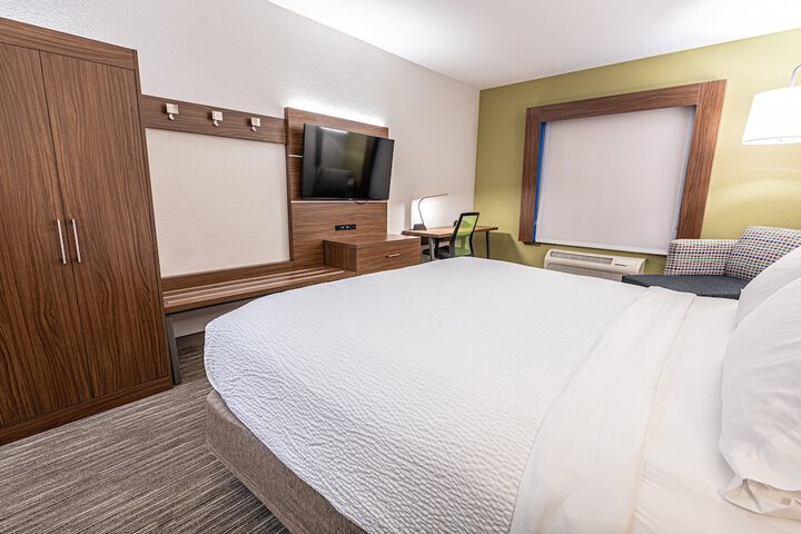 1 King Bed (3 of 15)