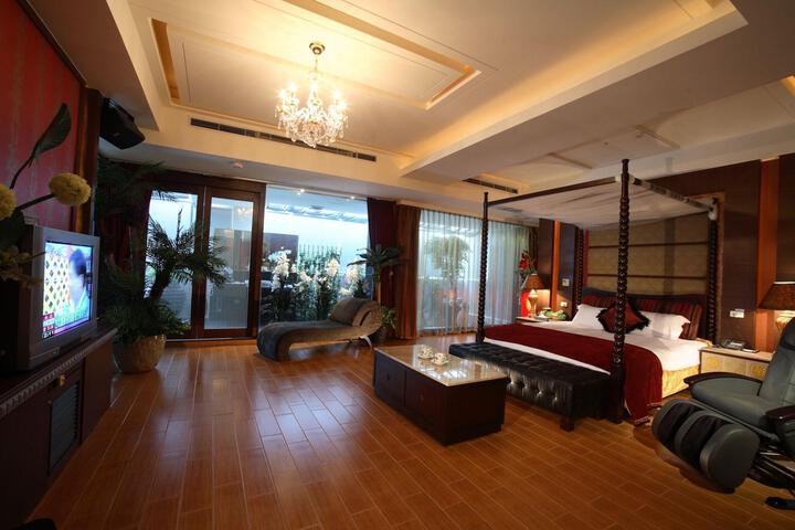 Room 8 of 11