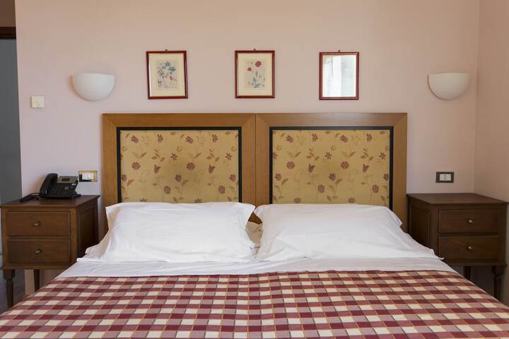 Room 3 of 77