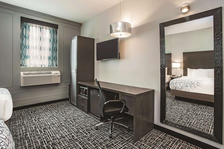 1 Queen Bed City View (11 of 13)