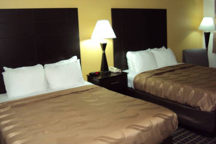2 Queen Beds (9 of 10)