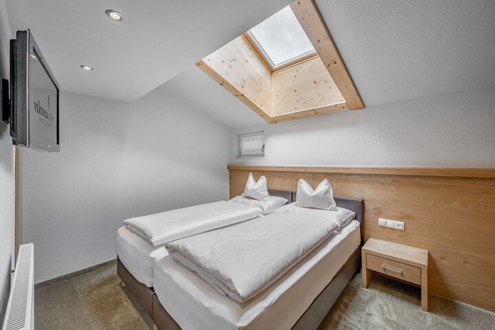 Room 34 of 106