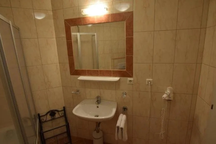 Room 6 of 14