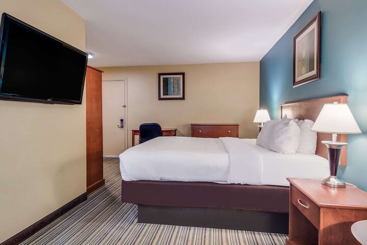 1 Queen Bed Microwave, Refrigerator, Coffee Maker Full Breakfast (17 of 26)