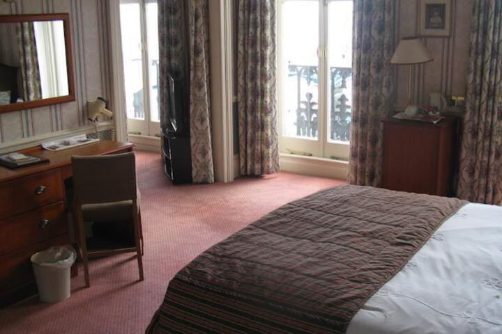 THE MOUNT HOTEL