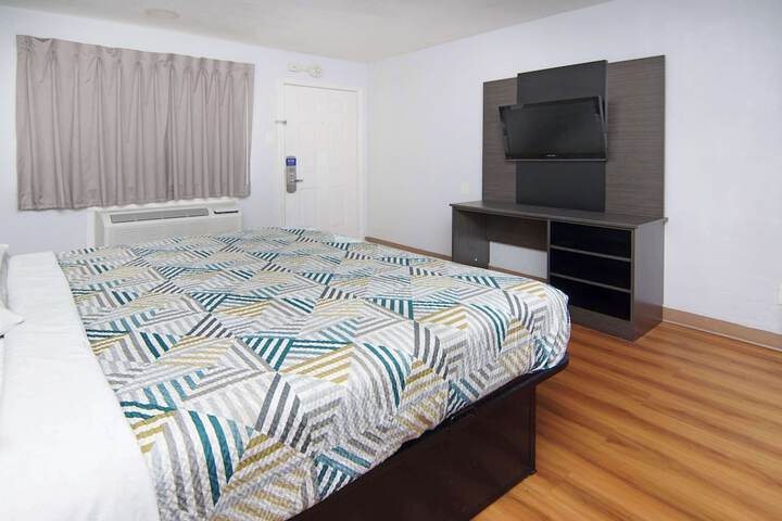 1 King Bed Micfridge (1 of 6)