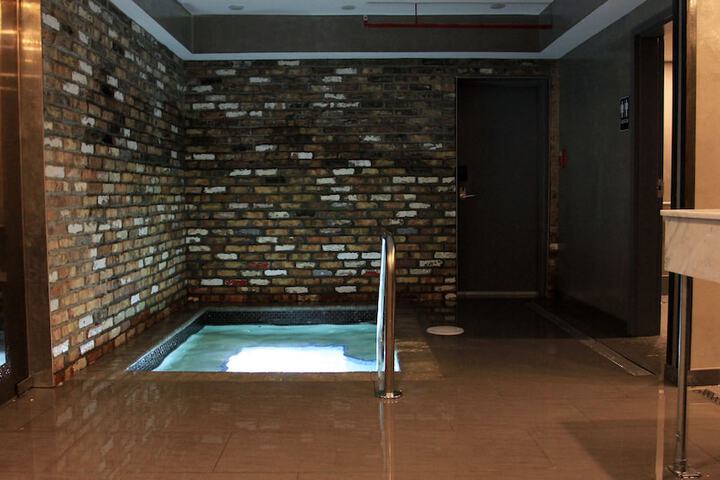 Indoor spa tub