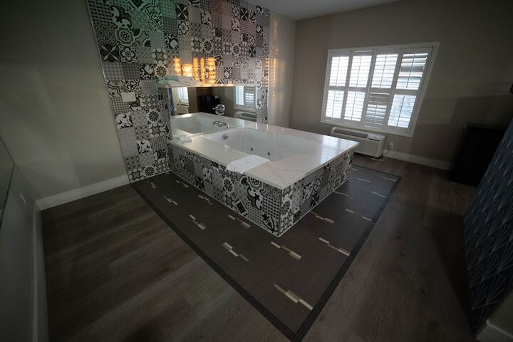 Deluxe King Bed (43 of 50)