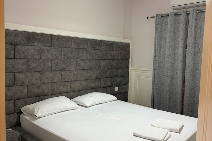Room 13 of 32