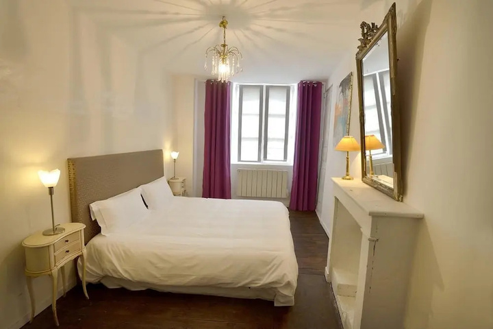 Room 4 of 10