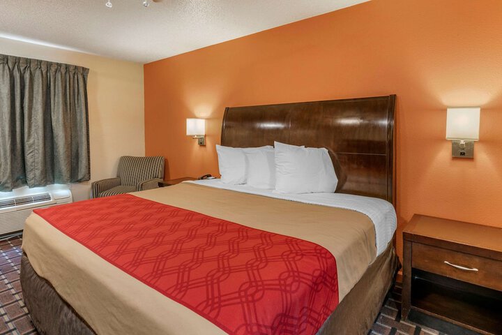 1 King Bed (4 of 7)