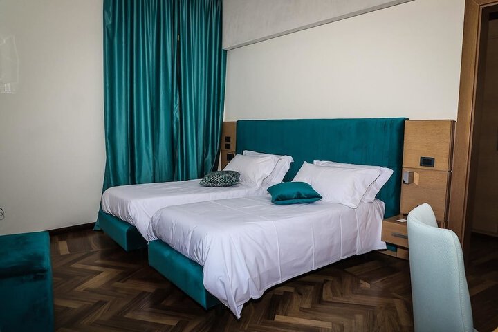 Room 10 of 42