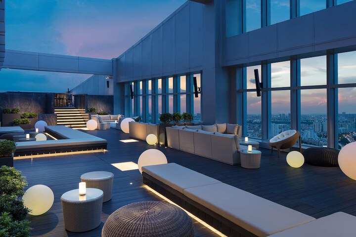 Lounge 76 of 99