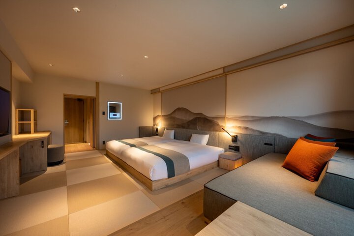 Room 34 of 200