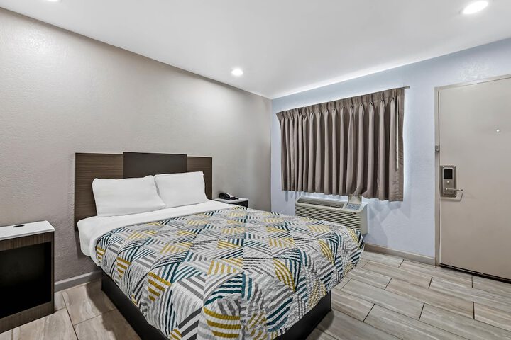 Room 6 of 28