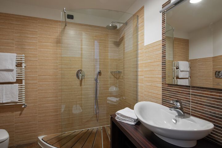 Room 12 of 25