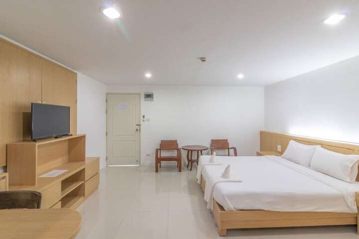 Room 6 of 17