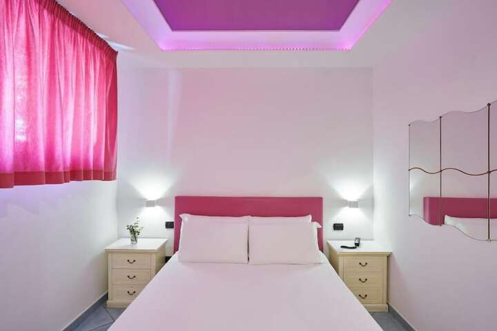 Room 10 of 100