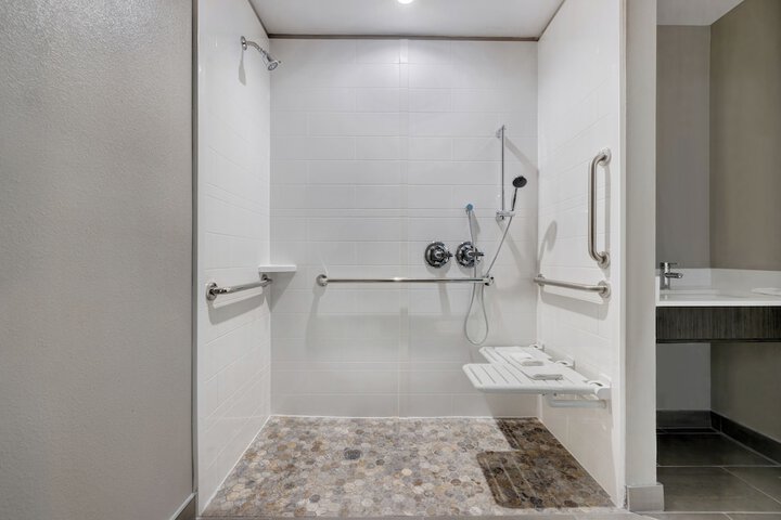 1 King Bed Hearing Accessible (4 of 10)