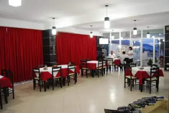 Dining 8 of 11