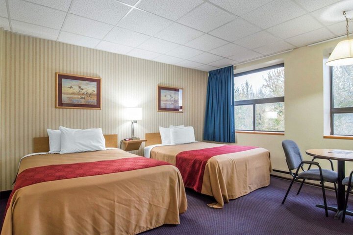 1 Queen Bed (11 of 14)