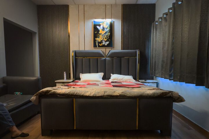 Room 9 of 20