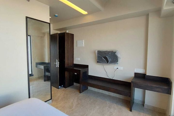 Room 3 of 8