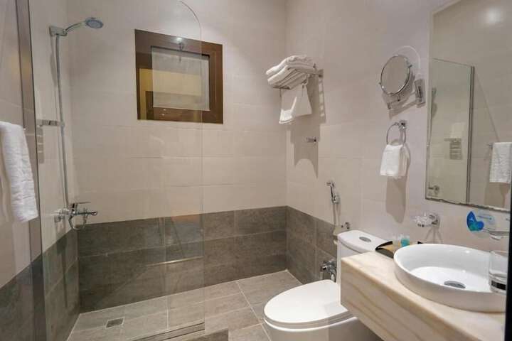 Room 7 of 18